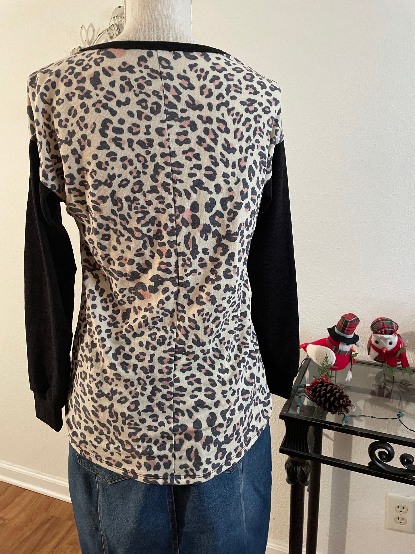 Solid and animal contrast top